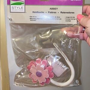 One flower‎ tie back new never used